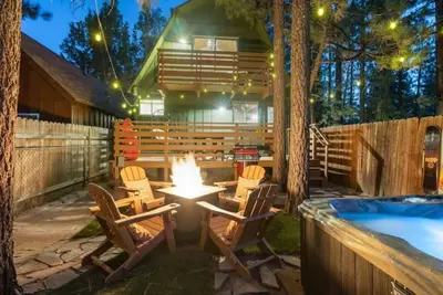 Image de Cozy Cabin with Hot Tub, Fireplace & Fenced Yard
