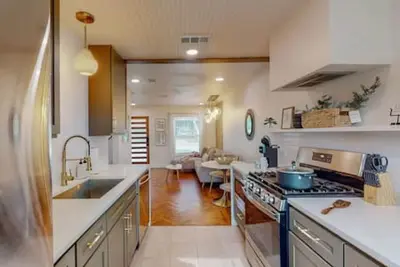 Image de Upscale Modern | Lux Finishes | 1. 3miles to At&T