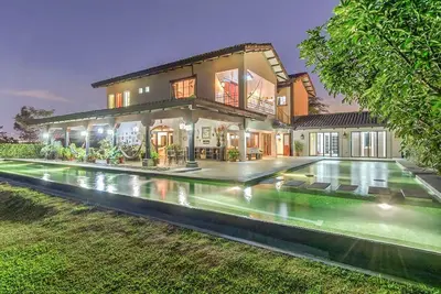 Image de Relax with the whole family at this luxurious, peaceful and secluded mansion