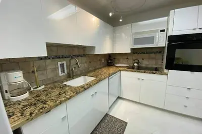 Image de Oceanfront & Renovated 2 bedroom