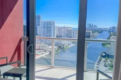 Image de Stunning water views- Walk to the beach!