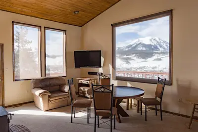 Silverthorne Mountain Cabin Views and Deck - 2br