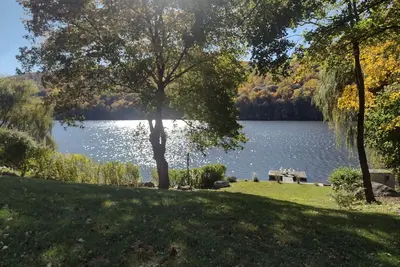 Image de Beautiful Lakefront Retreat with Private Dock\n