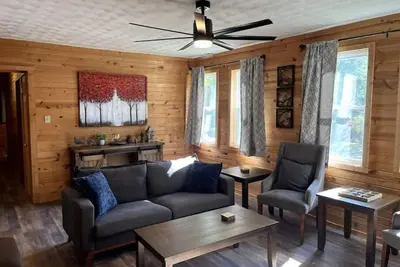 Image de Cozy Woodland Cabin, pet-friendly and fenced in yard.