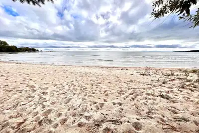 Image de Twin Peaks- Private Beach at Sand Bay