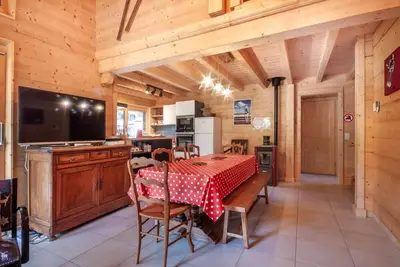 Image de Chalet, à 250m des remontées, 2ème étage, parking, télévision, casier à ski, 100m², Morzine