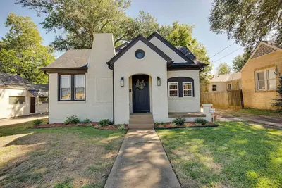 Image de Walk to Dtwn: 'Tyler Tudor' w\/ Backyard