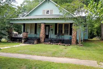 Image de Cozy single family home overflowing with Southern charm and modern appeal.