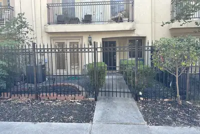 Image de Spacious 3/3. 5 townhouse only 15 mins from Texas Medical Center