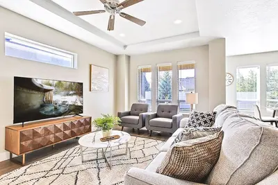 Image de Elegant & Private 3br 2ba Retreat by The Village