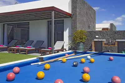 Image de Luxury Los Mojones Villa | Short Walk to Old Town | Private Heated Pool | Villa Los Mojones Angie | Puerto Del Carmen