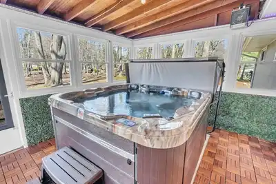 Image de Luxury Retreat | Hot Tub, Fire Pit & Game Room
