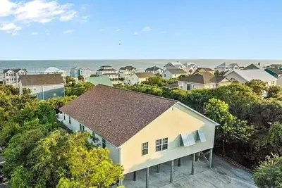 Image de Emerald Isle coastal home with ocean views, walk to shops and the beach