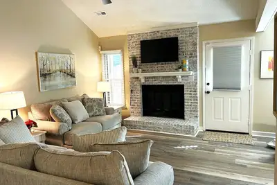 Image de Totally Renovated Townhome-New to Vrbo in 2023-Nurses & Monthly Renters Welcome