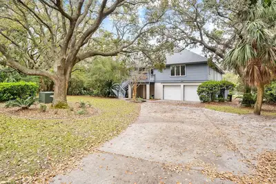 Image de 395 Tarpon Blvd - New to Vrbo! Resort Access Included!