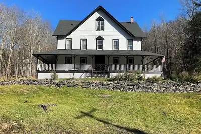 Image de Historic farm house 4 minutes from Belleayre Ski Mountain, sleeps 15