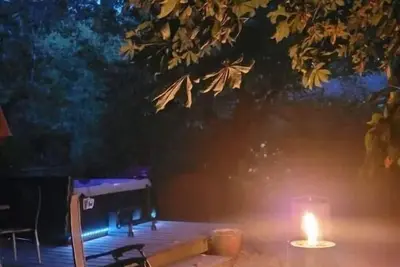 Image de Brand New Glamper w/ Backyard Hot Tub & Fire Pit\n