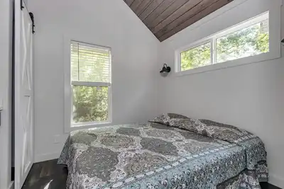 Image de Park Model TinyHome with spacious front porch table outdoor furniture and spa.