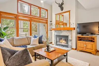 Image de Family friendly, ski-in, hot tub, private patio, 3 bdrms, sleeps 8, by Superhost