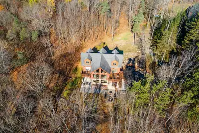 Image de Across from Holimont Ski Resort & 1. 5 miles from downtown shopping district.