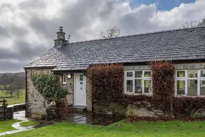 Image de Cosy Dove Cottage with Woodfired Hot tub
