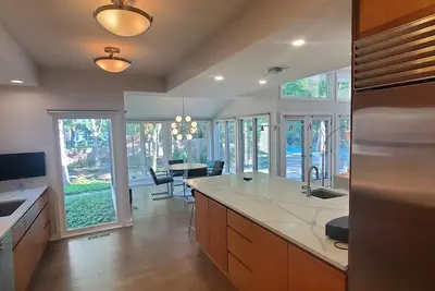 Image de Contemporary house with partial lake views/quiet and private area/gut reno/2023