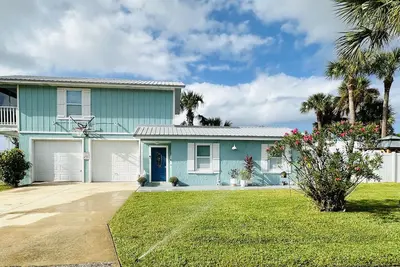 Image de Pet friendly beach home across the street from marina and restaurant!
