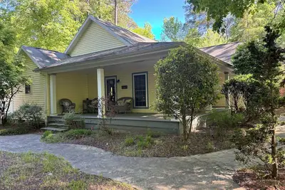 Image de Peaceful Wooded Retreat Minutes from the Beach