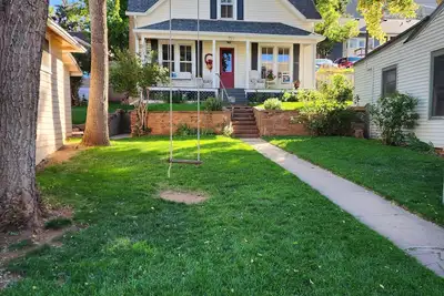 Image de Historic home nestled at the foot of Pikes Peak! Quick walk to downtown & More~