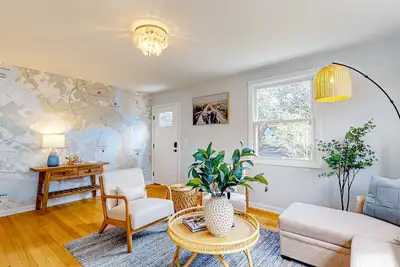 Image de Delightful sun-filled getaway w/ patio, W/D, & Ac - close to Park Circle