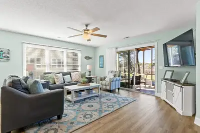 Image de Beachside resort condo with screened balconies & golf