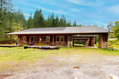 Image de Scenic dog-friendly home with forest views, firepit, wood stove, & W/D