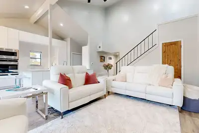 Image de Dog-friendly waterfront retreat with a washer/dryer, furnished patio, & Ac