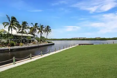Image de Watch dolphins from your lanai in this bayfront Siesta Key condo - Gbb 1365
