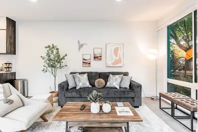 Image de Perch - View on Franklin: Cozy 3 Br | Lake & Needle View | Fireworks
