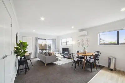 Image de Chic 2-Bed Townhouse by Lake, Parks & Shops