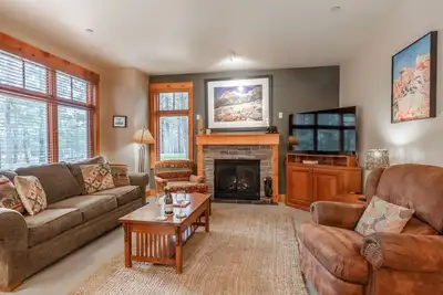 Image de Fall Availability! Updated Townhome, Walk, Shuttle, or a Short Drive to Mountain!