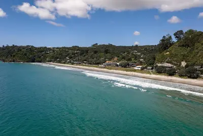 Image de Onetangi Beach Apartment 7 - Onetangi Beach Apartment 7 is a three bedroom, two bathroom ground floor apartment at the Onetangi Beach Apartment complex situated right on the beach in Onetangi. Setup with two split king beds and a queen bed, you can c