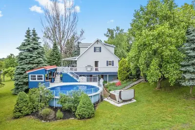 Image de Pool | Hot Tub | Seneca Wine Trail | Flx Wineries