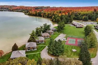 Image de Waterfront | Boyne Mtn Deer Lake Villa | 2 Bedroom | Sleeps 8 | Shared Beach