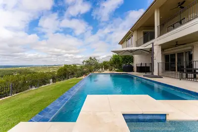 Image de Stylish Lakeview Getaway with Open-Concept Design, Two Decks, and Room for 12