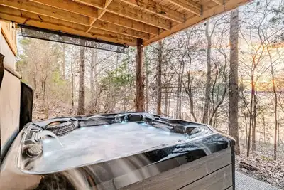 Image de 1 Br. Lake Escape w\/ Hot Tub & Dock