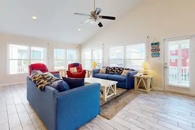 Image de Open space home with covered porch, two car garage & W/D - walk to beach