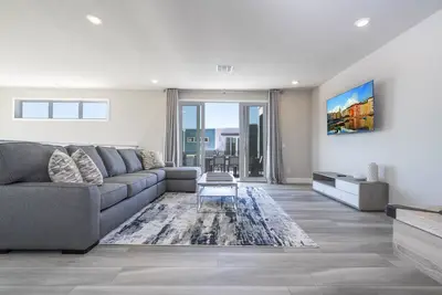 Image de Spacious 5br Modern Duplex Near Disney – Perfect for Groups & Families!