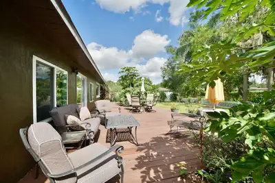 Image de Chic Jungalow Retreat • Lake & Downtown Steps Away