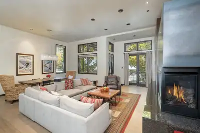 Image de Bear Creek West- Luxe downtown loft, Hot Tub & Best Location