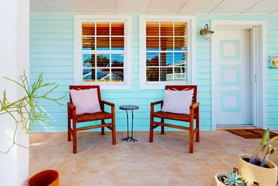Image de Bohemian island home full of color and modern amenities - in a great location