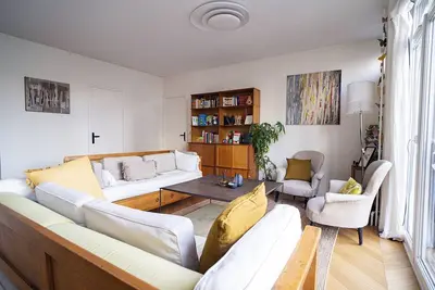 Image de Appartement spacieux avec vue sur la Tour Eiffel