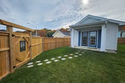 Image de Cozy bungalow minutes from the beach and the beautiful downtown of Port Stanley!