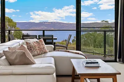 Image de Stockyards 1 with uninterrupted mountain and lake views